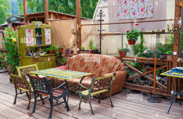 Cafe dengan perabotan retro yang ceria